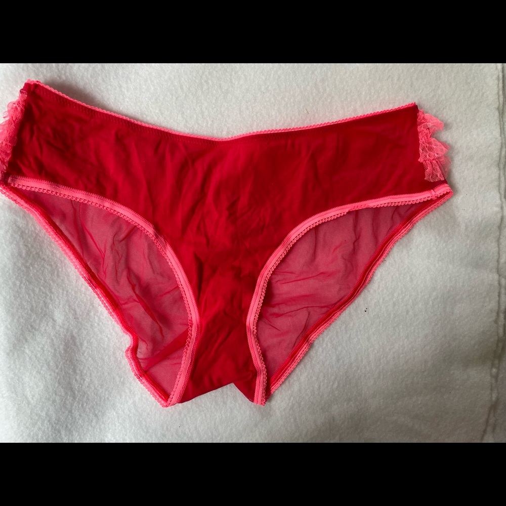 VS Hiphugger with ruffles on the back